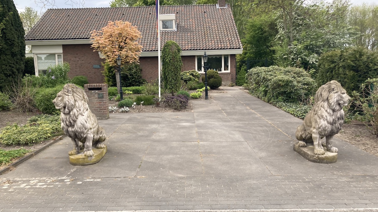 Geen garagedeuren en twee leeuwen